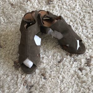 Diba suede heels Great neutral color size 8